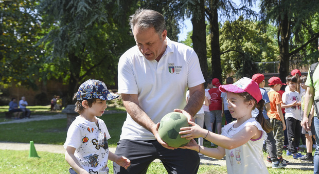 Lucio Taschin e due bambini durante una delle iniziative sportive del Coni