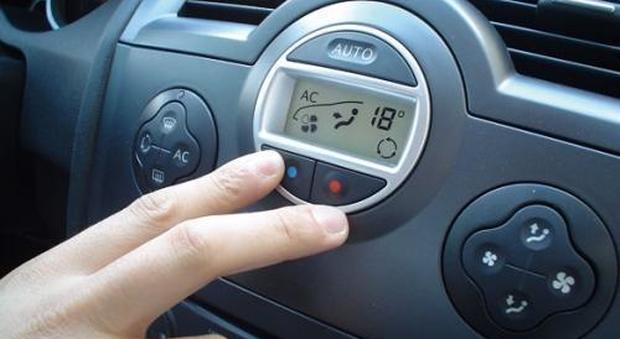 Accendere l'aria condizionata in auto è illegale, previste multe fino a 432 euro