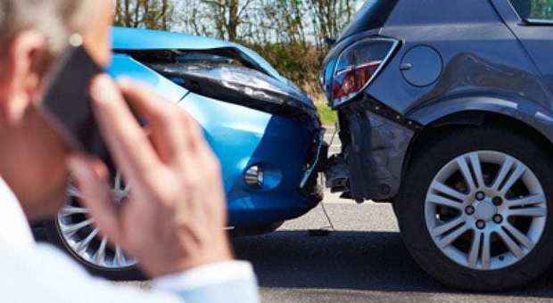 Simulano incidenti stradali ma l'assicurazione li smaschera: ora sono indagati