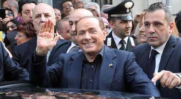 Silvio Berlusconi sbaglia festa e va al comizio del centrosinistra