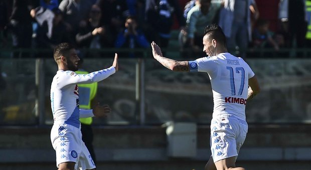 Cagliari-Napoli 0-5. Goleada partenopea alla quarta vittoria esterna, tripletta di Mertens