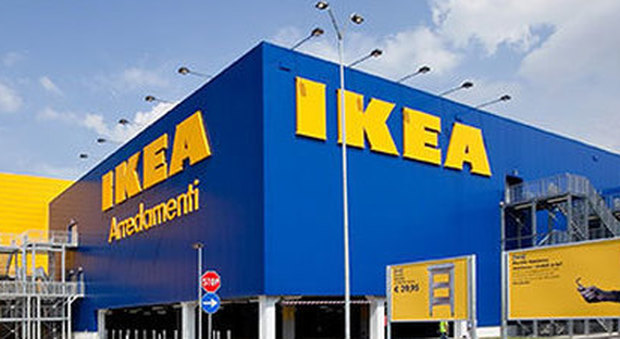 Ikea, i dipendenti protestano per Marica: "Ecco perché è stata licenziata"