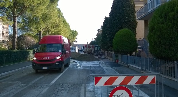 Pesaro, si rompe la conduttura: strada allagata e traffico in tilt