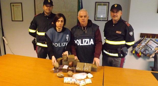 Perugia, viaggia in auto trasportando 10 chili di hashish e mezzo chilo di cocaina. In azione la polizia stradale