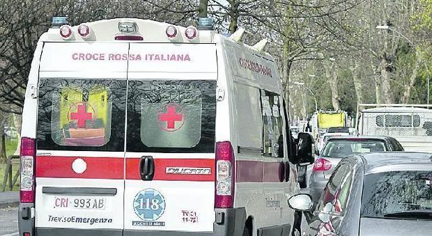 Auto in sosta bloccano le ambulanze dell'ospedale: interviene la polizia