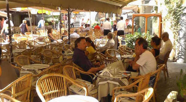 De Sica e Papaleo, giornali e chiacchiere in piazzetta a Capri