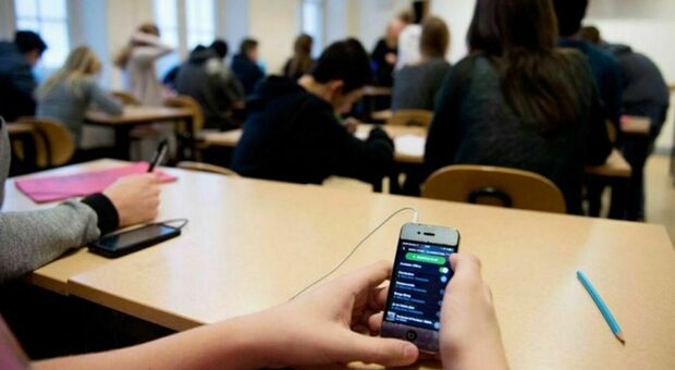 Cellulari vietati in classe, ma non ci saranno sanzioni disciplinari. Il ministro Valditara: «Smartphone produce effetti dannosi per lo studente»