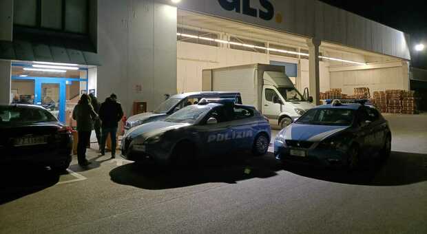 Rapina alla sede del corriere Gls, banditi armati minacciano i dipendenti e si fanno consegnare 15mila euro