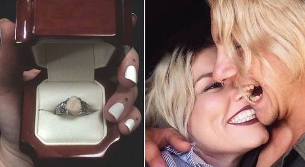 I due fidanzati decidono di sposarsi, ma l'anello che lui le regala ha qualcosa di particolare
