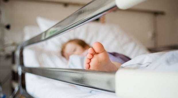 Bergamo, bimba di 3 anni ingoia pila di orologio e muore soffocata