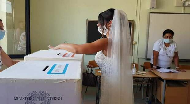 Regionali in Campania: prima si sposa poi va a votare in abito nuziale