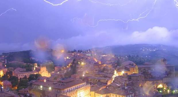 I lampi su Perugia nella notte tra giovedì e venerdì dalla webcam di Perugia Meteo