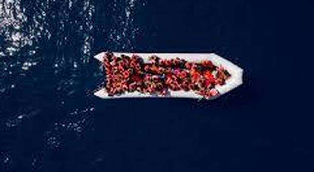Migranti, intercettato barcone con oltre 50 persone a bordo nel canale della Manica