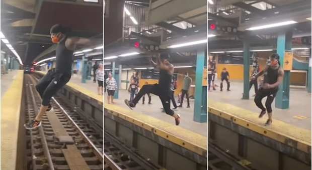 Salta da una banchina all'altra nella metro di New York