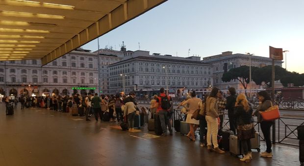 Roma, nessun taxi ma tanti tassisti abusivi: centinaia di persone in fila alla stazione Termini