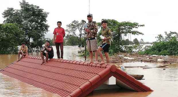 Crolla una diga nel Laos: centinaia di dispersi e molti morti