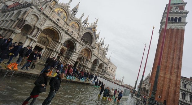 Ancora acqua alta a San Marco, annullata la cerimonia del 4 Novembre