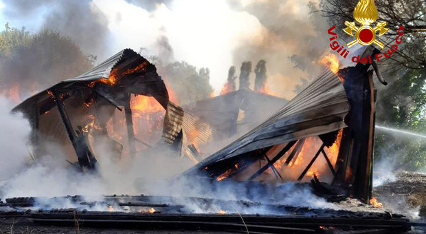 Incendio nella casetta degli Scout: a fuoco tutta la struttura