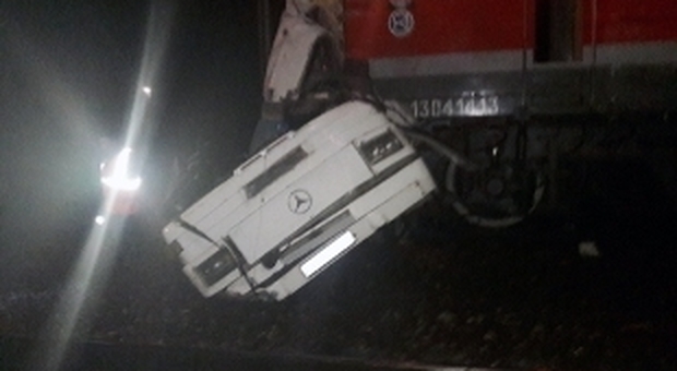 Tragedia a Mosca, scontro tra treni: almeno 19 morti, tra cui tre bimbi