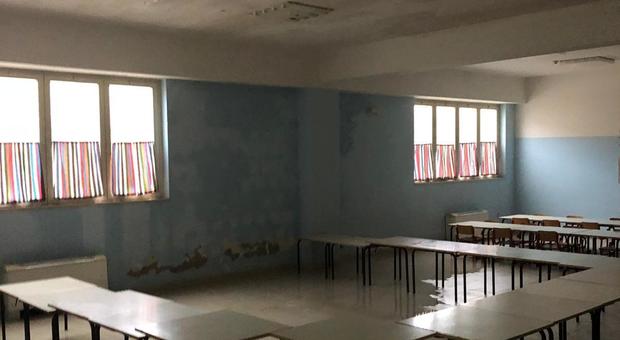 Napoli, piove nelle aule della scuola: «Domani gli alunni non potranno usare la sala computer»