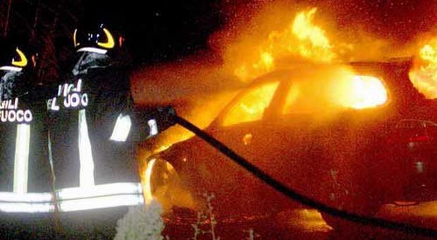 Auto a fuoco nel deposito Igeco: paura nella notte
