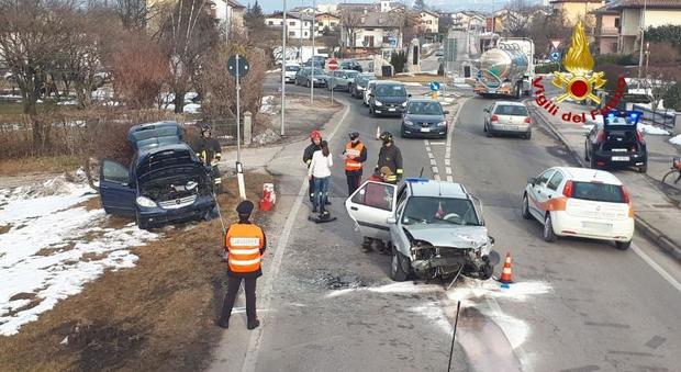 Violento scontro tra due auto a Cesana: tre persone ferite
