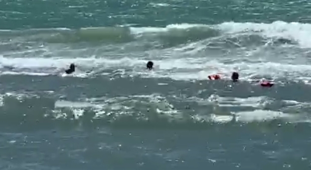 Ostia, tre bambini rischiano di annegare: salvati da un passante. Polemica sui bagnini part-time
