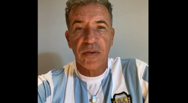 Maradona, il tributo del mondo dello sport: e Careca indossa la maglia dell'Argentina