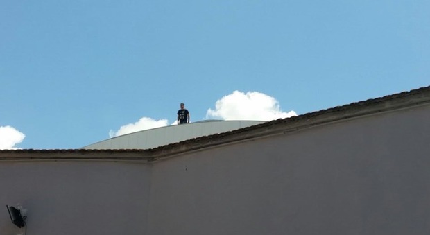 Operaio sul tetto della "Sartoria Partenopea"