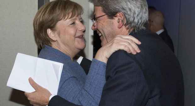 Davos, l'affettuoso scambio di saluti tra Merkel e Gentiloni