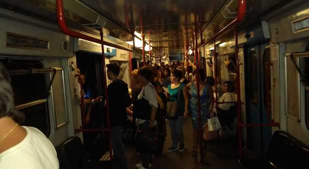 Roma, panico in metro per un guasto: «Udita esplosione, sembrava un attentato»
