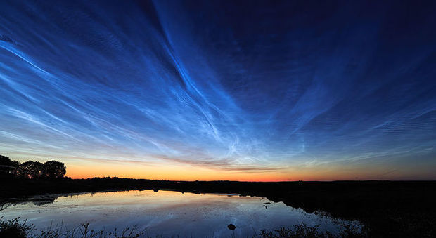 Nuvole blu elettrico, il fenomeno eccezionale documentato dalle foto Nasa