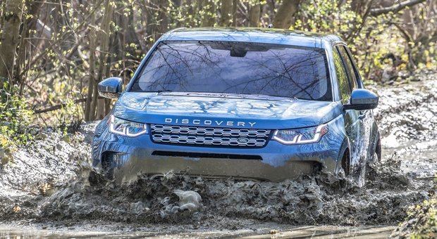 La rinnovata Land Rover Discovery Sport in fuoristrada