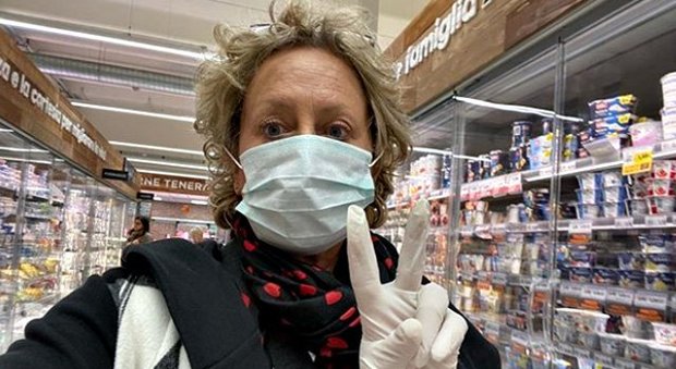 Carolyne Smith e la foto con la mascherina al supemercato: «Io non ho scelta, devo fare così»