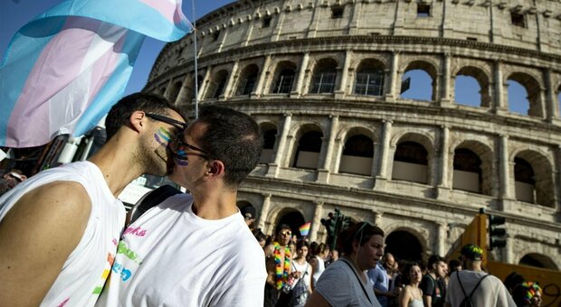 Roma Pride, la Regione Lazio revoca il patrocinio: «Nessun sostegno a chi promuove l'utero in affitto»