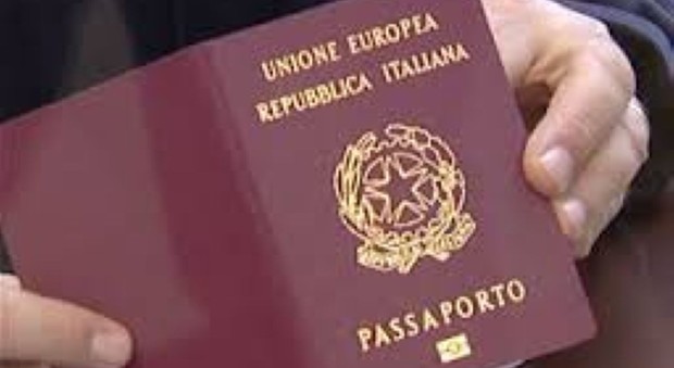 Brexit, il Regno Unito divorzia anche dal passaporto europeo. Gli euroscettici: «Happy Brexmas!»