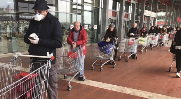Benzinai e supermercati presi d'assalto: la Sardegna cade nella psicosi per due audio su whatsapp