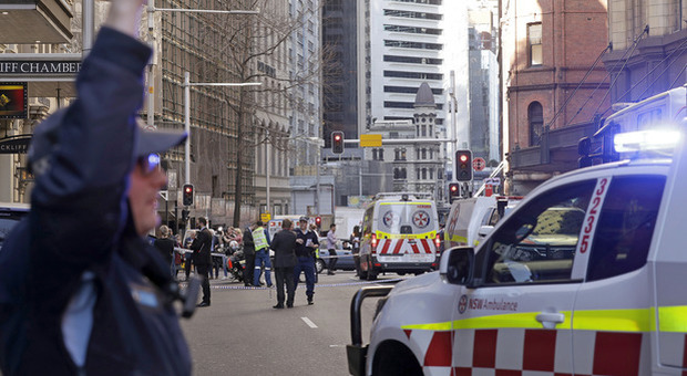 Sydney, fugge dall'ospedale psichiatrico e accoltella i passanti urlando "Allah akbar": morta una donna