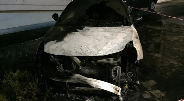 Una delle auto bruciate