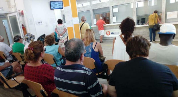 Accusato di intascare i soldi del ticket: a processo in abbreviato un impiegato del Centro prenotazioni visite dell'ospedale di Lecce