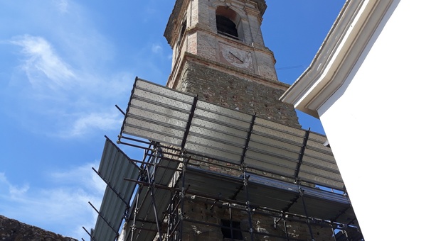 Il campanile del borgo storico di Collestrada