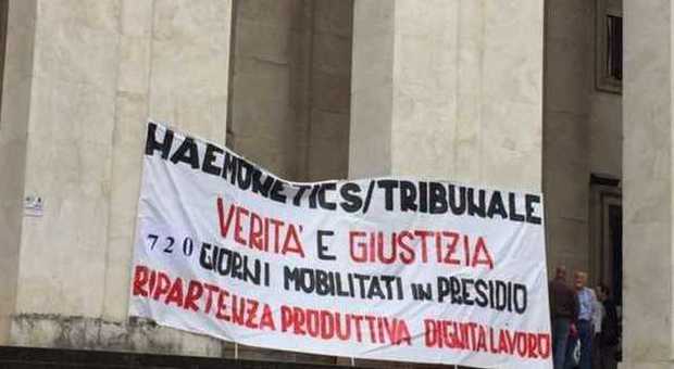 Ascoli, striscione di protesta in tribunale degli operai licenziati dall'Haemonetics