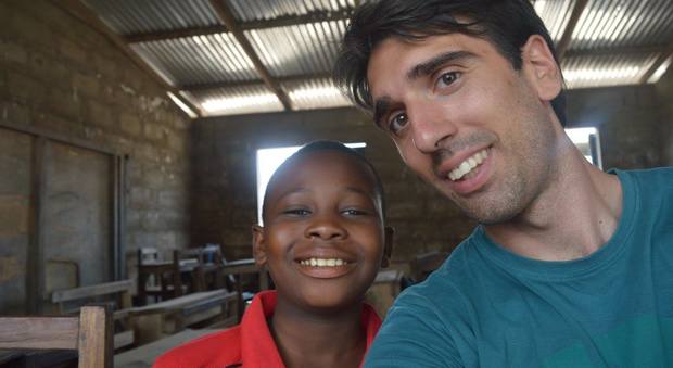 Michele Raggio con un giovane studente in Africa