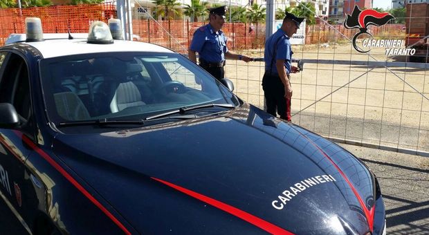 Giovane si costituisce ai carabinieri: «Ho incendiato io l'auto del sindaco»