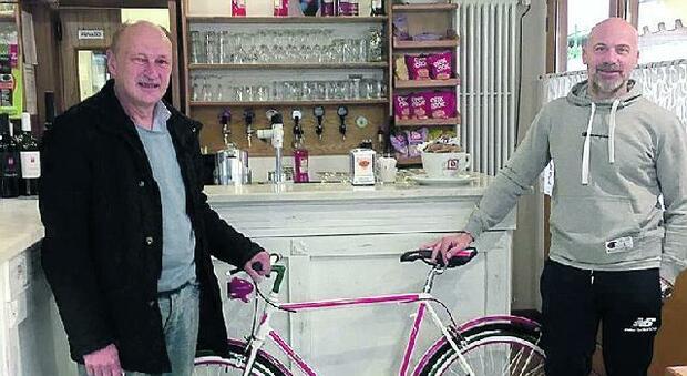 Vince la bici alla lotteria del bar e la dona a un pensionato