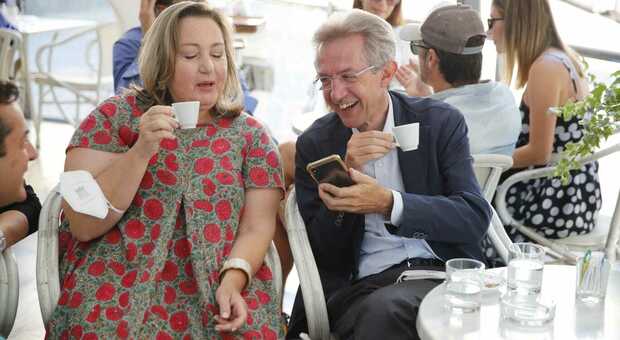 Elezioni a Napoli, Manfredi e Maresca non votano tra caffè in piazza e supplica a Pompei