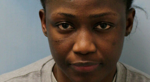 Donna condannata a 14 anni di carcere per aver versato dell'acido sul fidanzato mentre dormiva, convinta erroneamente che avesse un'amante