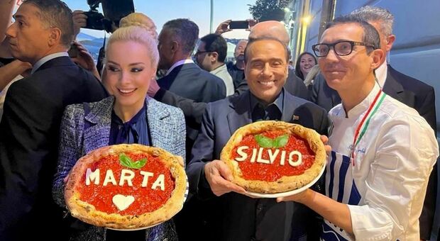 Pizza da Sorbillo per il Cavaliere in un bagno di folla: «Sei unico Silvio»
