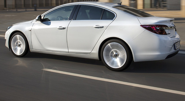 La nuova Opel Insignia berlina durante la prova su strada
