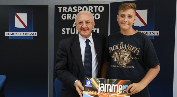Scuola, la promessa di De Luca: «Bus gratis per 100mila studenti»